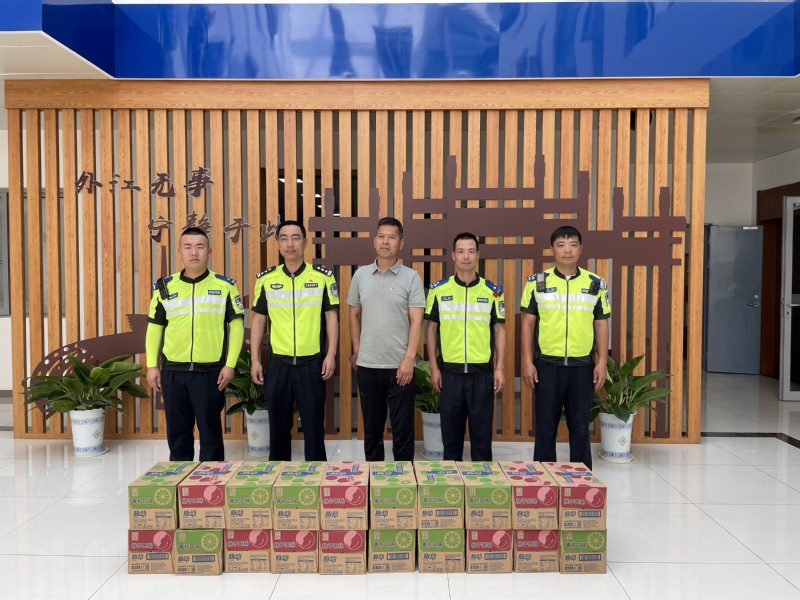 公司组织开展“给交警送清...
